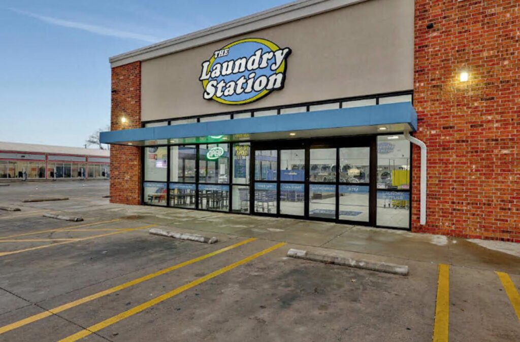 The Advantages of Using a Fully Attended Laundromat